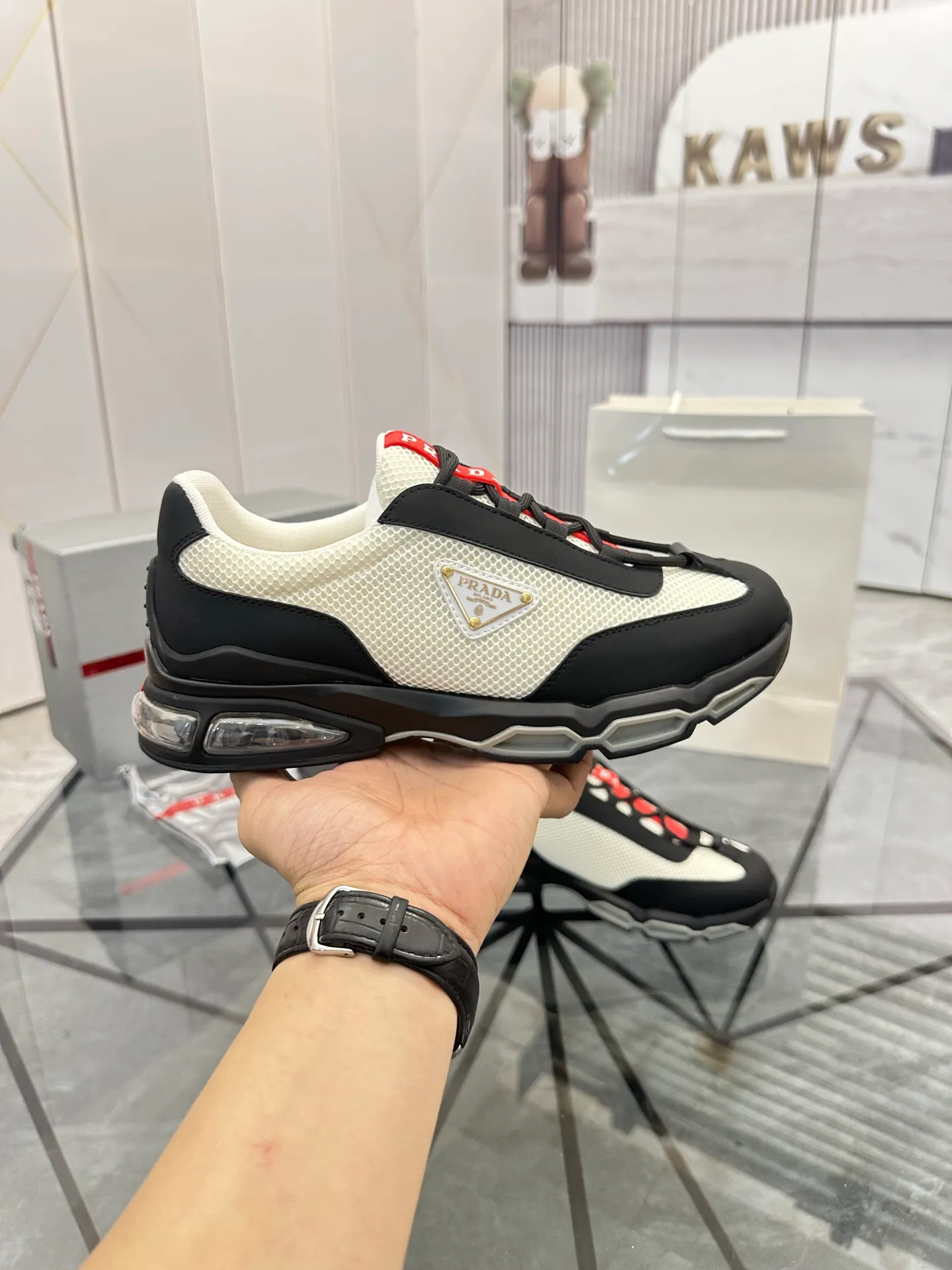 Men's shoes for sale 💰: 💰P660¥ High-end top quality Product trademark: Prada *"Prada*" low-top casual shoes Regular size: 38-45 (can be customized to 46) Product materials: Upper imported first-layer cowhide spliced ​​with original fabric, breathable lining, cowhide foot pads, original air cushion outsole. No.: 001